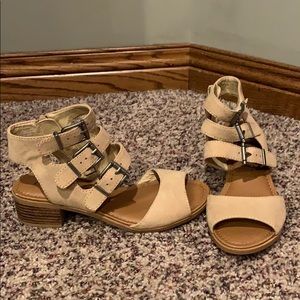 Tan gladiator sandals w/buckles size 6